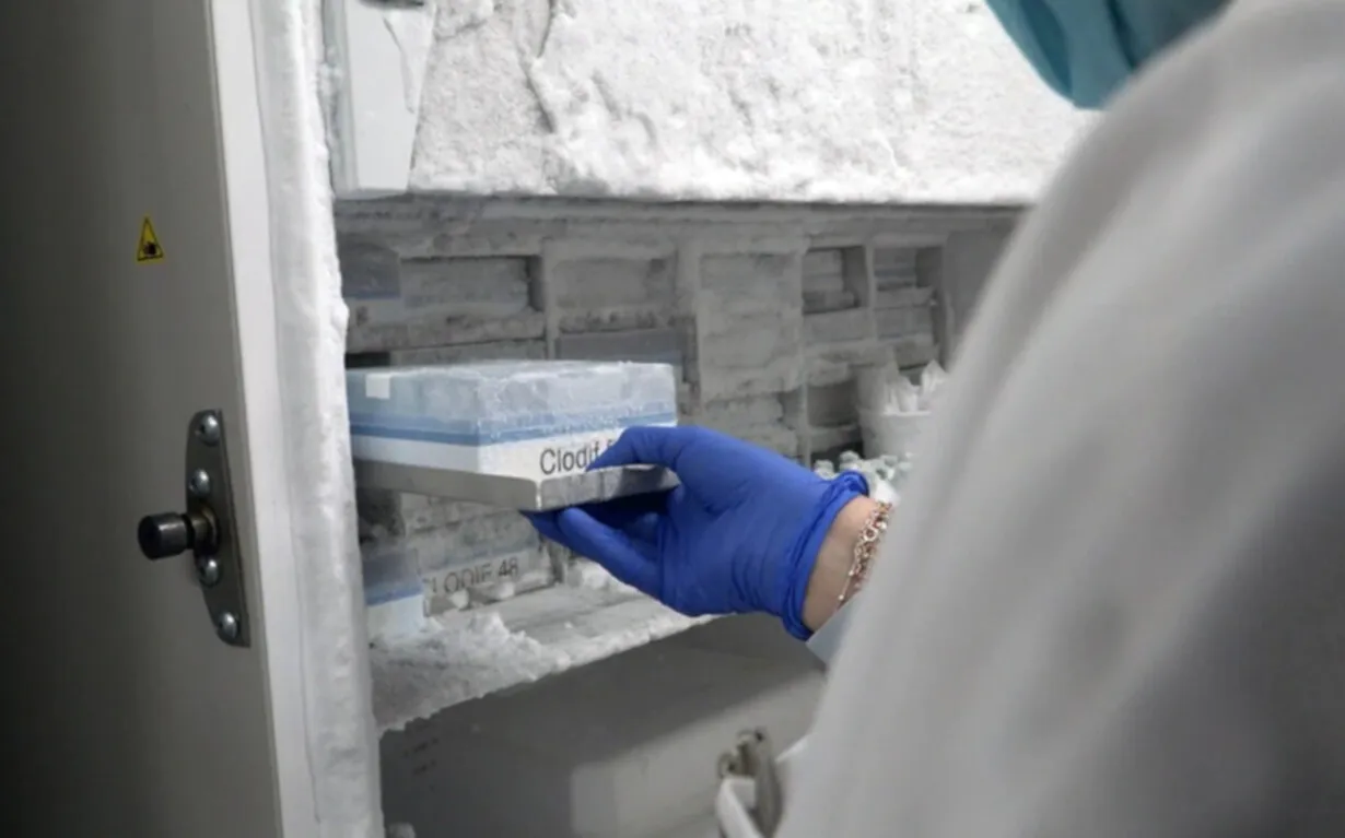 [과학향기 스토리]대변 모으는 은행 있다? 인류를 지킬 데이터 모으기의 세계