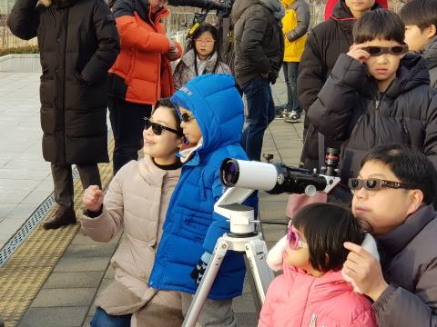 [사이언스타임즈] 부분일식, 직접 보니 더 신기해